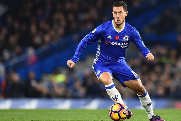 Chelsea's Belgian midfielder Eden Hazard runs with the ball during the English Premier League football match between Chelsea and Everton at Stamford Bridge in London on November 5, 2016. / AFP / Glyn KIRK / RESTRICTED TO EDITORIAL USE. No use with unauthorized audio, video, data, fixture lists, club/league logos or 'live' services. Online in-match use limited to 75 images, no video emulation. No use in betting, games or single club/league/player publications.  /         (Photo credit should read GLYN KIRK/AFP/Getty Images)