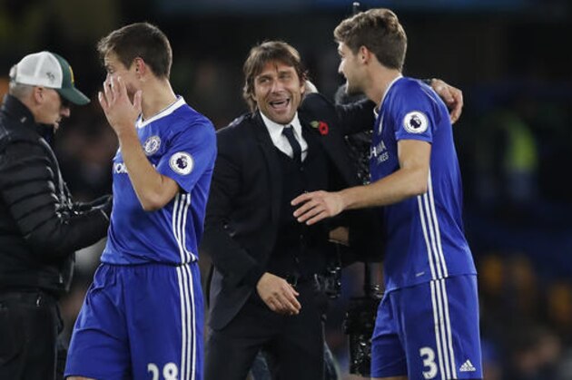 Chelsea manager Antonio Conte, centre, congratulates Cesar Azpilicueta, left, and Marcos Alonso, right, after the English Premier League soccer match between Chelsea and Everton at Stamford Bridge stadium in London, Saturday, Nov. 5, 2016. Chelsea won the match 5-0. (AP Photo/Kirsty Wigglesworth)