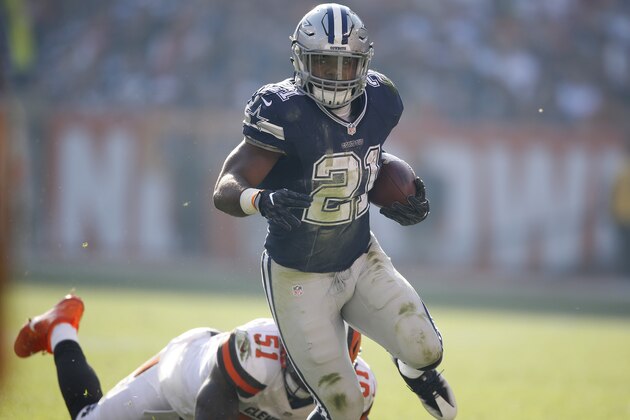 CLEVELAND, OH - NOVEMBER 06:  Ezekiel Elliott #21 of the Dallas Cowboys rushes in the first half against the Cleveland Browns at FirstEnergy Stadium on November 6, 2016 in Cleveland, Ohio.  (Photo by Gregory Shamus/Getty Images)