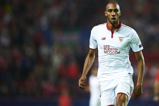 SEVILLE, SPAIN - NOVEMBER 02:  Steven N'Zonzi of Sevilla FC looks on during the UEFA Champions League match between Sevilla FC vs GNK Dinamo Zagreb at the Sanchez Pizjuan Stadium on November 2, 2016 in Seville.  (Photo by Aitor Alcalde Colomer/Getty Images)