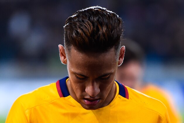 SAN SEBASTIAN, SPAIN - APRIL 09:  Neymar of FC Barcelona looks dejected as he leaves the pitch at the end of the La Liga match between Real Sociedad de Futbol and FC Barcelona at Estadio Anoeta on April 9, 2016 in San Sebastian, Spain.  (Photo by David Ramos/Getty Images)