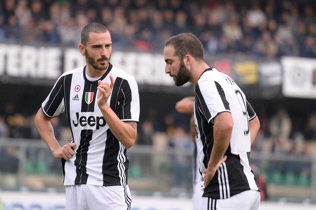 VERONA, ITALY - NOVEMBER 06:  Leonardo Bonucci (L) of  Juventus FC speakes  with his team's mate Gonzalo Higuain  during the Serie A match between AC ChievoVerona and Juventus FC at Stadio Marc'Antonio Bentegodi on November 6, 2016 in Verona, Italy.  (Photo by Dino Panato/Getty Images)
