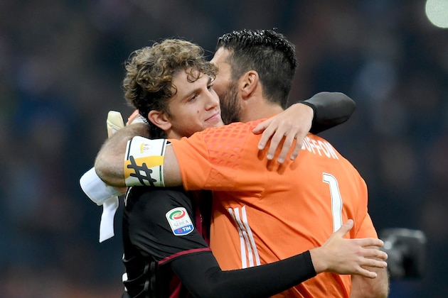 MILAN, ITALY - OCTOBER 22:  Manuel Locatelli of AC Milan (L) and Gianluigi Buffon of Juventus FC at the end of the Serie A match between AC Milan and Juventus FC at Stadio Giuseppe Meazza on October 22, 2016 in Milan, Italy.  (Photo by Claudio Villa./Getty Images)