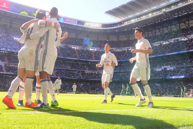 MADRID, SPAIN - NOVEMBER 06:  Gareth Bale of Real Madrid celebrates with teammates after scoring his 2nd goal during the Liga match between Real Madrid CF and Leganes on November 6, 2016 in Madrid, Spain.  (Photo by Denis Doyle/Getty Images)
