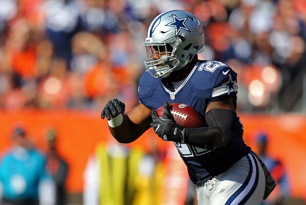 Nov 6, 2016; Cleveland, OH, USA; Dallas Cowboys running back Ezekiel Elliott (21) carries the ball against the Cleveland Browns in the first half at FirstEnergy Stadium. Mandatory Credit: Aaron Doster-USA TODAY Sports