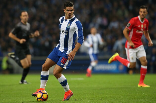 PORTO, PORTUGAL - NOVEMBER 6: FC Porto's forward Andre Silva in action during the Primeira Liga match between FC Porto and SL Benfica at Estadio do Dragao on November 6, 2016 in Porto, Portugal.  (Photo by Gualter Fatia/Getty Images)