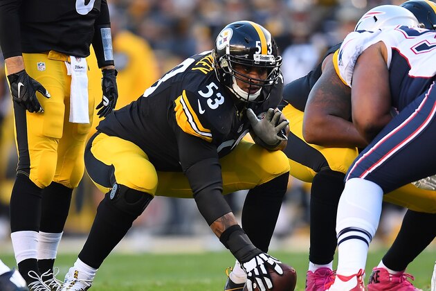 PITTSBURGH, PA - OCTOBER 23:  Maurkice Pouncey #53 of the Pittsburgh Steelers in action during the game against the New England Patriots at Heinz Field on October 23, 2016 in Pittsburgh, Pennsylvania. (Photo by Joe Sargent/Getty Images) *** Local Caption ***