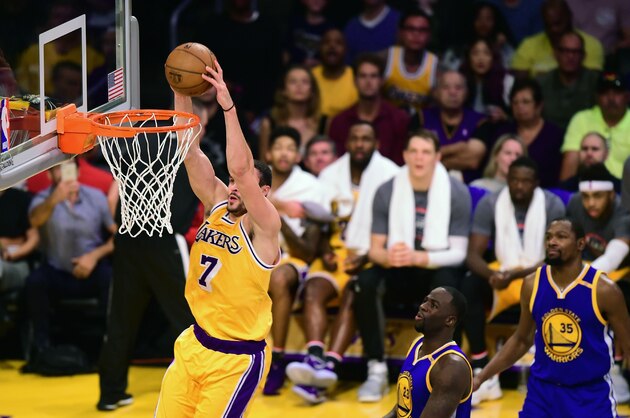 Larry Nance Jr. of Los Angeles Lakers scores as Kevin Durant and Draymond Green of the Golden State Warriors watch during their NBA game in Los Angeles, California on November 4, 2016. / AFP / Frederic J. BROWN        (Photo credit should read FREDERIC J. BROWN/AFP/Getty Images)