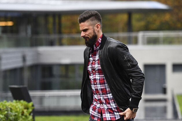 French national football team forward Olivier Giroud arrives in Clairefontaine-en-Yvelines as part of the team's training camp ahead of the upcoming World Cup 2018 qualifiers, on November 7, 2016.  / AFP / FRANCK FIFE        (Photo credit should read FRANCK FIFE/AFP/Getty Images)
