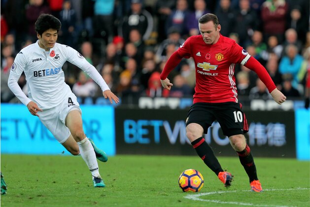 SWANSEA, WALES - NOVEMBER 06: (L-R) Ki Sung-Yueng of Swansea City closely follows Wayne Rooney of Manchester United during the Premier League match between Swansea City and Manchester United at The Liberty Stadium on November 06, 2016 in Swansea, Wales. (Photo by Athena Pictures/Getty Images)