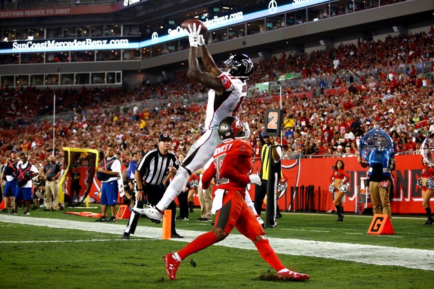 TAMPA, FL - NOVEMBER 3:  Wide receiver Julio Jones #11 of the Atlanta Falcons hauls in a 3-yard touchdown pass from quarterback Matt Ryan in front of cornerback Vernon Hargreaves #28 of the Tampa Bay Buccaneers during the third quarter of an NFL game on November 3, 2016 at Raymond James Stadium in Tampa, Florida. (Photo by Brian Blanco/Getty Images)