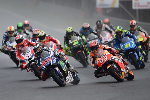 Movistar Yamaha MotoGP's Spanish rider Jorge Lorenzo (front L) leads Repsol Honda Team's Spanish rider Marc Marquez (R) and the rest of the pack at the start of the Malaysian MotoGP race at the Sepang International circuit on October 30, 2016. / AFP / MOHD RASFAN        (Photo credit should read MOHD RASFAN/AFP/Getty Images)