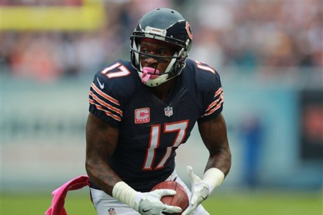 Chicago Bears wide receiver Alshon Jeffery (17) catches a pass against the Jacksonville Jaguars during an NFL football game in Chicago, Sunday, Oct. 16, 2016. The Jaguars won the game 17-16.   (Jeff Haynes/AP Images for Panini)