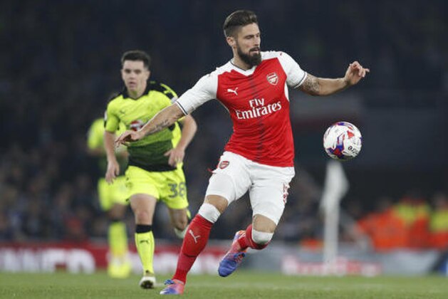 Arsenal's Olivier Giroud, right, vies for the ball with Reading's Liam Kelly, behind, during the English League Cup soccer match between Arsenal and Reading at Emirates stadium in London, Tuesday, Oct. 25, 2016. (AP Photo/Kirsty Wigglesworth)
