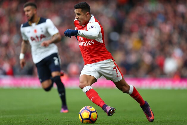 LONDON, ENGLAND - NOVEMBER 06: Alexis Sanchez of Arsenal in action during the Premier League match between Arsenal and Tottenham Hotspur at Emirates Stadium on November 6, 2016 in London, England.  (Photo by Clive Rose/Getty Images)
