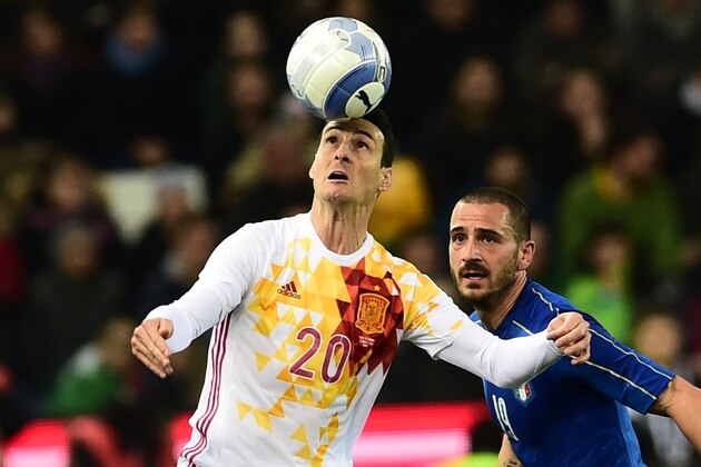 Italy's defender Leonardo Bonucci (R) fights for the ball with Spain's forward Artiz Aduriz Zubeldia during the friendly football match between Italy and Spain at 'Friuli-Dacia Arena' Stadium in Udine on March 24, 2016. / AFP / GIUSEPPE CACACE        (Photo credit should read GIUSEPPE CACACE/AFP/Getty Images)