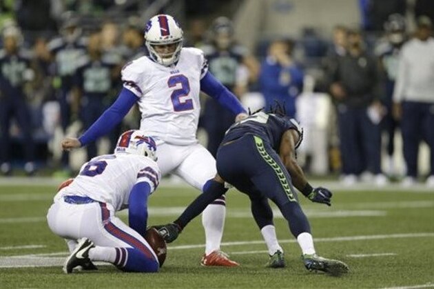 Richard Sherman, de los Seahawks de Seattle, trrata de apoderarse del balón en un intento de gol de campo por parte de Dan Carpenter, de los Bills de Búfalo, el lunes 7 de noviembre de 2016 (AP Foto/John Froschauer)