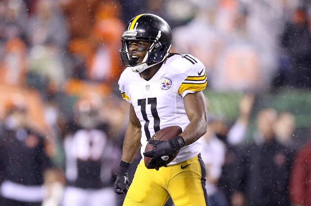 CINCINNATI, OH - JANUARY 09:  Markus Wheaton #11 of the Pittsburg Steelers celebrates after catching a pass against the Cincinnati Benglas at Paul Brown Stadium on January 9, 2016 in Cincinnati, Ohio.  (Photo by Andy Lyons/Getty Images)