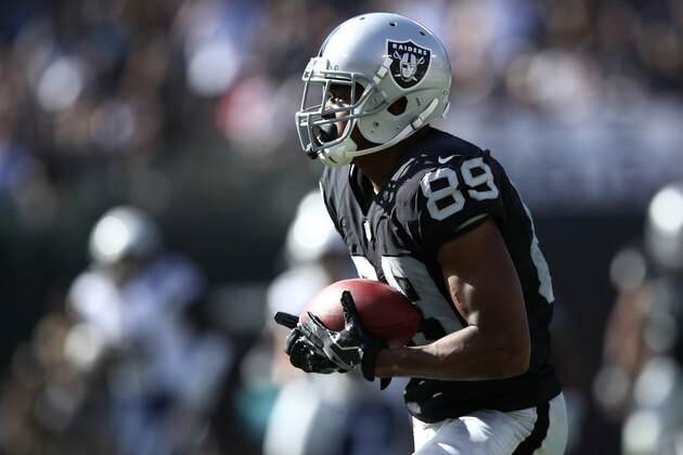 OAKLAND, CA - OCTOBER 09:  Amari Cooper #89 of the Oakland Raiders scores a 64-yard touchdown against the San Diego Chargers during their NFL game at Oakland-Alameda County Coliseum on October 9, 2016 in Oakland, California.  (Photo by Ezra Shaw/Getty Images)