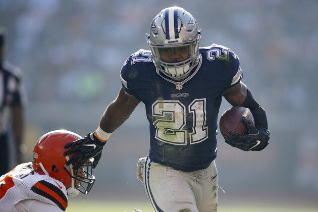 CLEVELAND, OH - NOVEMBER 06:  Ezekiel Elliott #21 of the Dallas Cowboys rushes in the first half against the Cleveland Browns at FirstEnergy Stadium on November 6, 2016 in Cleveland, Ohio.  (Photo by Gregory Shamus/Getty Images)
