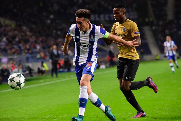 Porto's Mexican midfielder Hector Herrera (L) vies with Brugge's midfielder Boli Bolingoli Mbombo during the UEFA Champions League Group G football match FC Porto vs Club Brugge KV at the Dragao stadium in Porto, on November 2, 2016. / AFP / FRANCISCO LEONG        (Photo credit should read FRANCISCO LEONG/AFP/Getty Images)