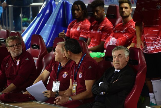 Bayern Munich's Italian coach Carlo Ancelotti (R) looks on before the UEFA Champions League Group D football match Club Atletico de Madrid vs FC Bayern Munich at the Vicente Calderon stadium in Madrid on September 28, 2016. / AFP / PIERRE-PHILIPPE MARCOU        (Photo credit should read PIERRE-PHILIPPE MARCOU/AFP/Getty Images)