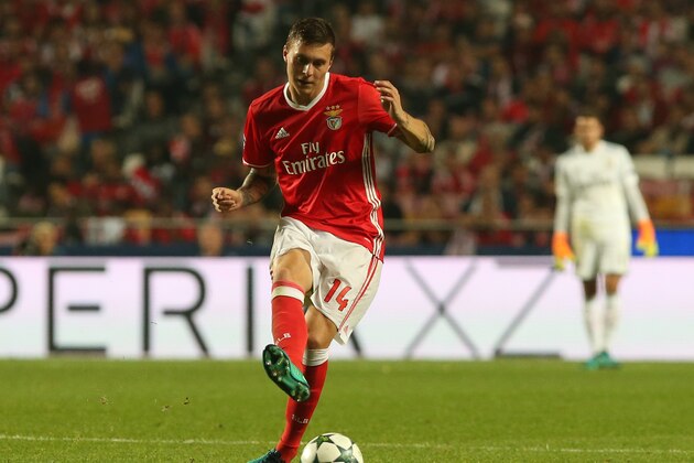 LISBON, PORTUGAL - NOVEMBER 1: SL Benfica's defender from Sweden Victor Lindelof in action during the UEFA Champions League match between SL Benfica and FC Dynamo Kyiv at Estadio da Luz on November 1, 2016 in Lisbon, Portugal.  (Photo by Gualter Fatia/Getty Images)