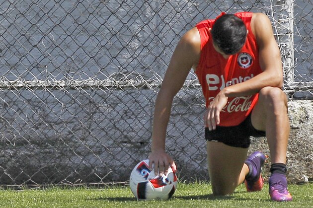 Picture released by Photosport Chile showing Chile's player Alexis Sanchez taking a break in Santiago on November 8, 2016 during a training session ahead of their WC 2018 qualifier against Colombia.   / AFP / Photosport Chile / Marcelo HERNANDEZ        (Photo credit should read MARCELO HERNANDEZ/AFP/Getty Images)