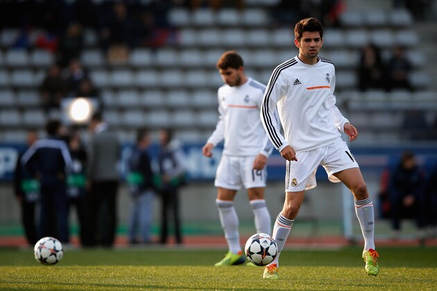 PARIS, FRANCE - MARCH 11:  Enzo Fernandez (son of Zinedine Zidane) of Real Madrid warms up prior to the UEFA Youth League Quarter Final match between Paris Saint-Germain FC and Real Madrid at Stade Charlety on March 11, 2014 in Paris, France.  (Photo by Dean Mouhtaropoulos/Getty Images)