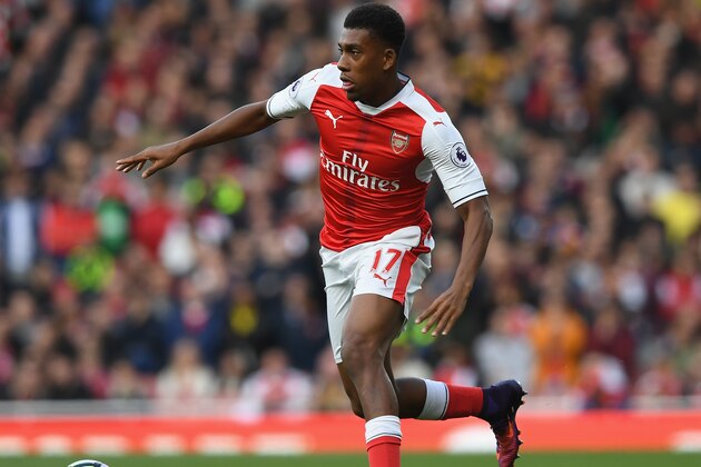 LONDON, ENGLAND - OCTOBER 22:  Alex Iwobi of Arsenal runs with the ball during the Premier League match between Arsenal and Middlesbrough at Emirates Stadium on October 22, 2016 in London, England.  (Photo by Shaun Botterill/Getty Images)