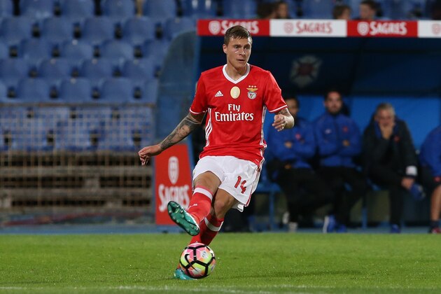 LISBON, PORTUGAL - OCTOBER 23: SL Benfica's defender from Sweden Victor Lindelof in action during the Primeira Liga match between Belenenses and SL Benfica at Estadio do Restelo on October 23, 2016 in Lisbon, Portugal.  (Photo by Gualter Fatia/Getty Images)