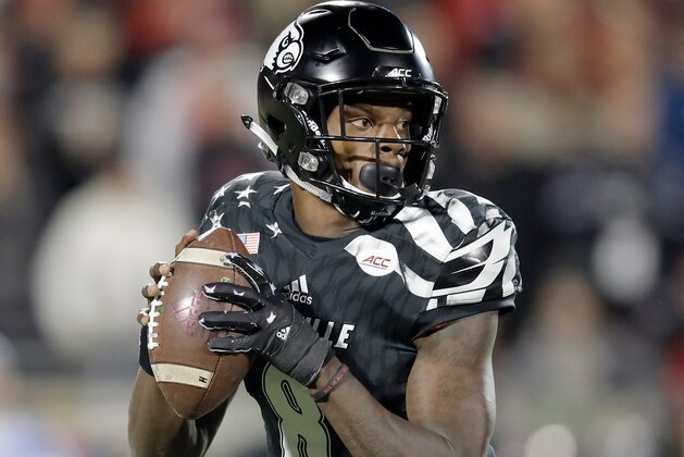 LOUISVILLE, KY - NOVEMBER 12:  Lamar Jackson #8 of the Louisville Cardinals looks to throw a pass during the game against the Wake Forest Deamon Deacons at Papa John's Cardinal Stadium on November 12, 2016 in Louisville, Kentucky.  (Photo by Andy Lyons/Getty Images)