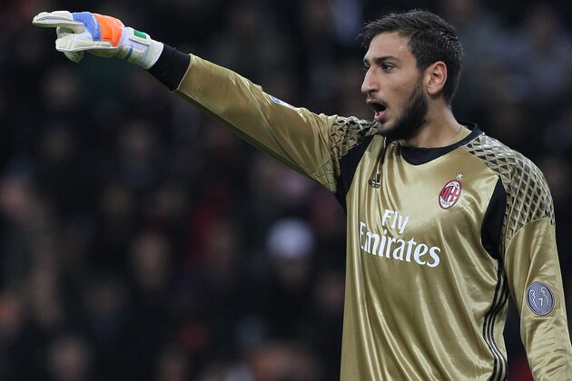 MILAN, ITALY - OCTOBER 22:  Gianluigi Donnarumma of AC Milan directs his defense during the Serie A match between AC Milan and Juventus FC at Stadio Giuseppe Meazza on October 22, 2016 in Milan, Italy.  (Photo by Marco Luzzani/Getty Images)