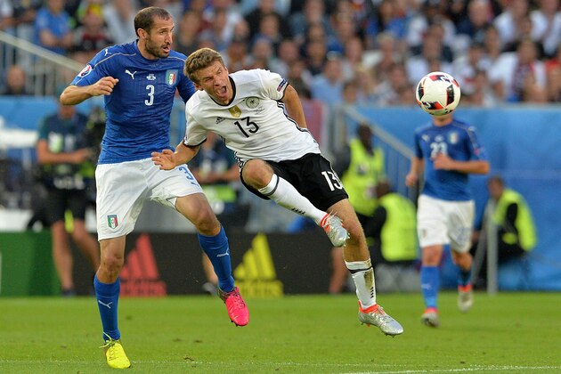 Italy's defender Giorgio Chiellini (L) vies for the ball against Germany's midfielder Thomas Mueller during the Euro 2016 quarter-final football match between Germany and Italy at the Matmut Atlantique stadium in Bordeaux on July 2, 2016.
 / AFP / NICOLAS TUCAT        (Photo credit should read NICOLAS TUCAT/AFP/Getty Images)