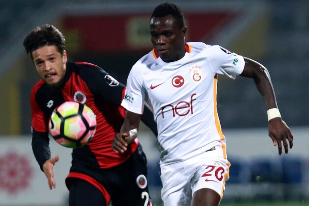 Bruma ( R) of Galatasaray vies with Genclerbirligi's Ahmet Oguz during the Turkish Super Lig football match between Genclerbirligi and Galatasaray on October 15, 2016 at the 19 Mayis stadium in Ankara. / AFP / ADEM ALTAN        (Photo credit should read ADEM ALTAN/AFP/Getty Images)