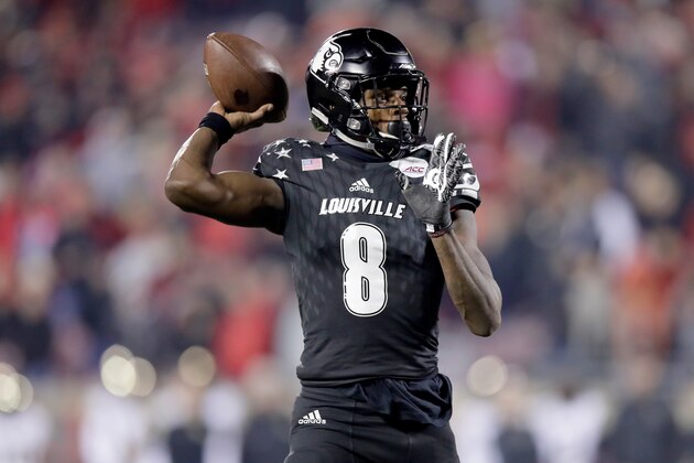 LOUISVILLE, KY - NOVEMBER 12:  Lamar Jackson #8 of the Louisville Cardinals throws a touchdown pass pass during the game against the Wake Forest Deamon Deacons at Papa John's Cardinal Stadium on November 12, 2016 in Louisville, Kentucky.  (Photo by Andy Lyons/Getty Images)