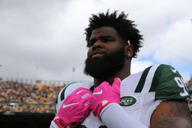 PITTSBURGH, PA - OCTOBER 09: Defensive Lineman Sheldon Richardson #91 of the New York Jets follows the action against the Pittsburgh Steelers at Heinz Field on October 9, 2016 in Pittsburgh, Pennsylvania. The Steelers wore their Throwback Uniforms. (Photo by Al Pereira/Getty Images)