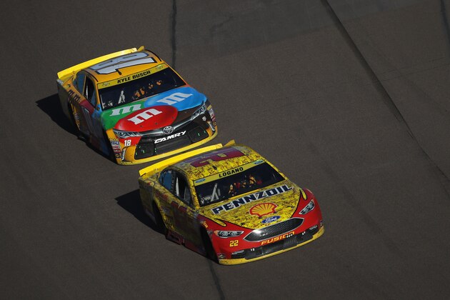 AVONDALE, AZ - NOVEMBER 13: Joey Logano, driver of the #22 Shell Pennzoil Ford, leads Kyle Busch, driver of the #18 M&M's Toyota, during the NASCAR Sprint Cup Series Can-Am 500 at Phoenix International Raceway on November 13, 2016 in Avondale, Arizona.  (Photo by Sean Gardner/Getty Images)