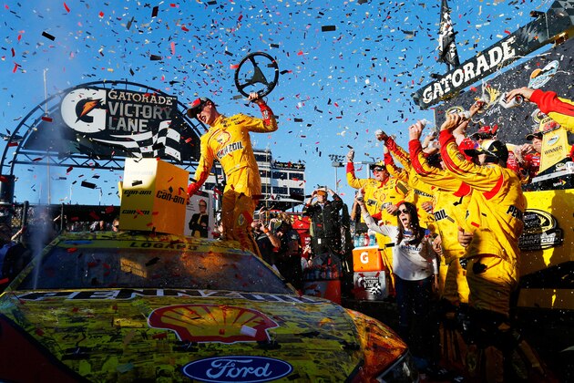 AVONDALE, AZ - NOVEMBER 13:  Joey Logano, driver of the #22 Shell Pennzoil Ford, celebrates in Victory Lane after winning the NASCAR Sprint Cup Series Can-Am 500 at Phoenix International Raceway on November 13, 2016 in Avondale, Arizona.  (Photo by Jonathan Ferrey/Getty Images)