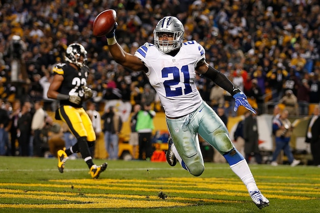 PITTSBURGH, PA - NOVEMBER 13:  Ezekiel Elliott #21 of the Dallas Cowboys celebrates his 32-yard rushing touchdown in the fourth quarter during the game against the Pittsburgh Steelers at Heinz Field on November 13, 2016 in Pittsburgh, Pennsylvania. (Photo by Justin K. Aller/Getty Images)