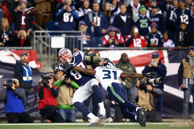 FOXBORO, MA - NOVEMBER 13: Rob Gronkowski #87 of the New England Patriots attempts to catch a pass as he is defended by Kam Chancellor #31 of the Seattle Seahawks during the first quarter of a game at Gillette Stadium on November 13, 2016 in Foxboro, Massachusetts.  (Photo by Adam Glanzman/Getty Images)
