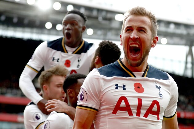 LONDON, ENGLAND - NOVEMBER 06:  Harry Kane of Tottenham Hotspur celebrates scoring his sides first goal with team mates during the Premier League match between Arsenal and Tottenham Hotspur at Emirates Stadium on November 6, 2016 in London, England.  (Photo by Clive Rose/Getty Images)