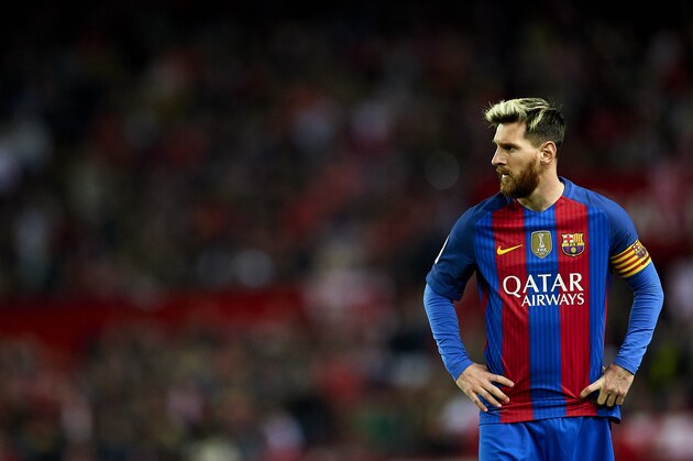 SEVILLE, SPAIN - NOVEMBER 06:  Lionel Messi of FC Barcelona looks on during the match between Sevilla FC vs FC Barcelona as part of La Liga at Ramon Sanchez Pizjuan Stadium on November 6, 2016 in Seville, Spain.  (Photo by Aitor Alcalde/Getty Images)