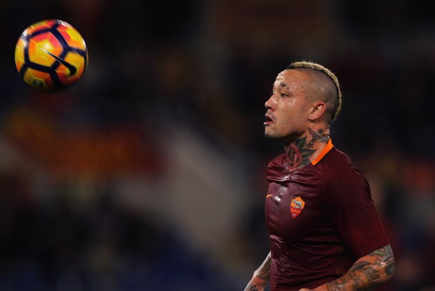 ROME, ITALY - NOVEMBER 06: Radja Nainggolan of AS Roma in action during the Serie A match between AS Roma and Bologna FC at Stadio Olimpico on November 6, 2016 in Rome, Italy.  (Photo by Paolo Bruno/Getty Images)