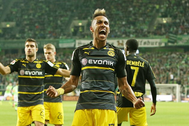 Wolfsburg, Germany 20.09.2016, 1.Bundesliga 4. Spieltag, VfL Wolfsburg - BV Borussia Dortmund, Jubel Torschuetze Pierre-Emerick Aubameyang (mi., Dortmund)  zum Tor zum 0:2  (Photo by TF-Images/Getty Images)