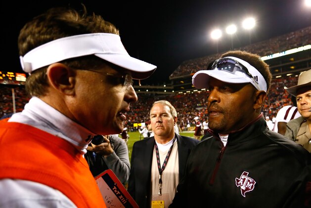 AUBURN, AL - NOVEMBER 08:  Head coach Kevin Sumlin of the Texas A&M Aggies shakes hands with head coach Gus Malzahn of the Auburn Tigers after their 41-38 win at Jordan Hare Stadium on November 8, 2014 in Auburn, Alabama.  (Photo by Kevin C. Cox/Getty Images)