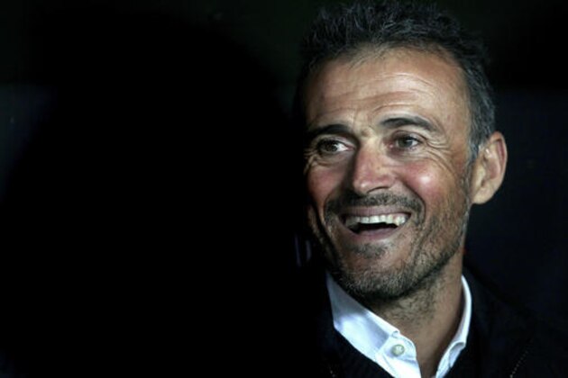 Barcelona's coach Luis Enrique smiles during the La Liga soccer match between Sevilla and Barcelona at the Sanchez Pizjuan stadium, in Seville, Spain on Sunday, Nov. 6, 2016. (AP Photo/Miguel Morenatti)