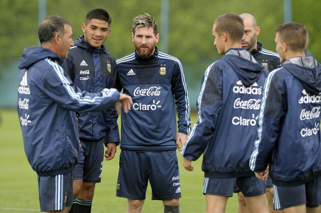 Argentina's Lionel Messi (C) and Javier Mascherano (2-R) chat with sparrings during a training session in Ezeiza, Buenos Aires on November 13, 2016 ahead of a 2018 FIFA World Cup qualifier football match against Colombia to be held in San Juan on November 15. / AFP / Alejandro PAGNI        (Photo credit should read ALEJANDRO PAGNI/AFP/Getty Images)