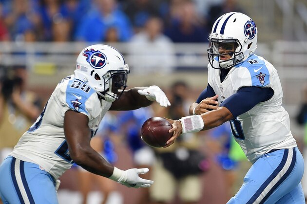 DETROIT, MI - SEPTEMBER 18:  Marcus Mariota #8 of the Tennessee Titans hands the ball to DeMarco Murray #29 during a game against the Detroit Lions at Ford Field on September 18, 2016 in Detroit, Michigan.  The Titans defeated the Lions 16-15.  (Photo by Stacy Revere/Getty Images)