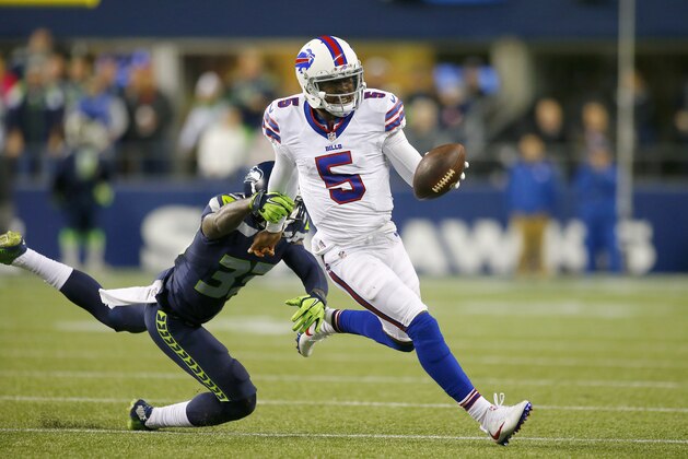 SEATTLE, WA - NOVEMBER 07:  Quarterback Tyrod Taylor #5 of the Buffalo Bills is chased down by safety Kelcie McCray #33 of the Seattle Seahawks at CenturyLink Field on November 7, 2016 in Seattle, Washington.  (Photo by Jonathan Ferrey/Getty Images)